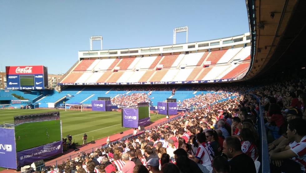 Aficionados rojiblancos en el Vicente Calderón celebrando su 50 aniversario mientras el Atleti ganaba en Mestalla
